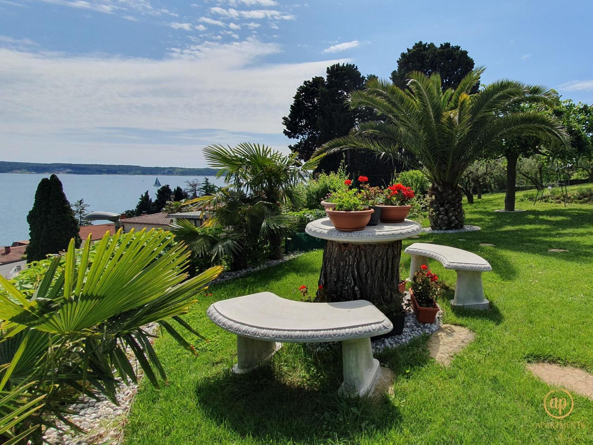 Apartment With Seaview And Garden For 6 Portorož Exteriör bild