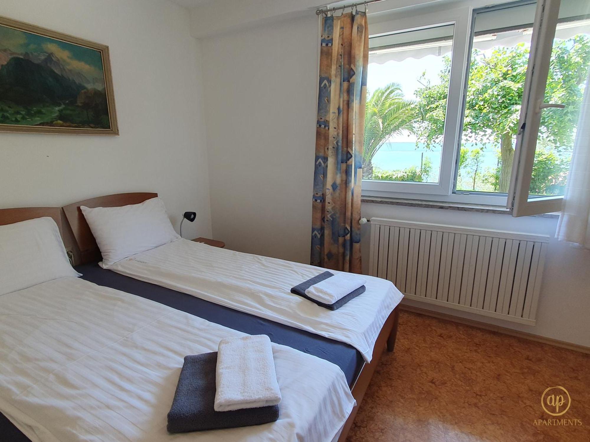 Apartment With Seaview And Garden For 6 Portorož Exteriör bild